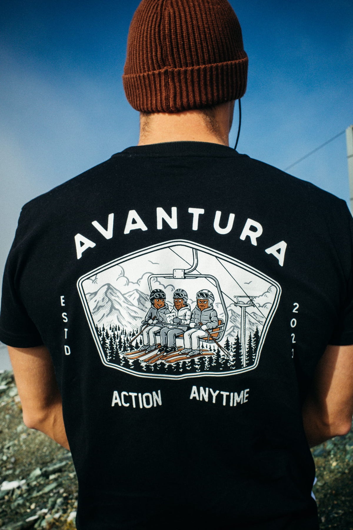 Rückansicht des schwarzen T-Shirts mit Arc-Text Grafik