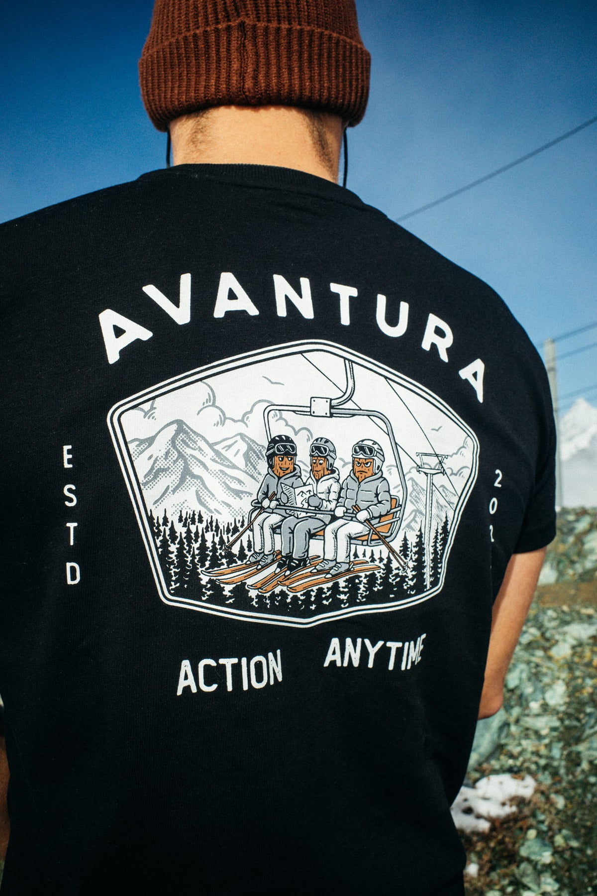 Nahaufnahme des grafischen Backprints am schwarzen T-Shirt
