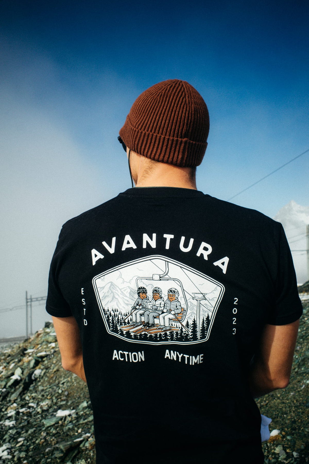 Großes Backprint auf schwarzem T-Shirt mit Skilift-Motiv