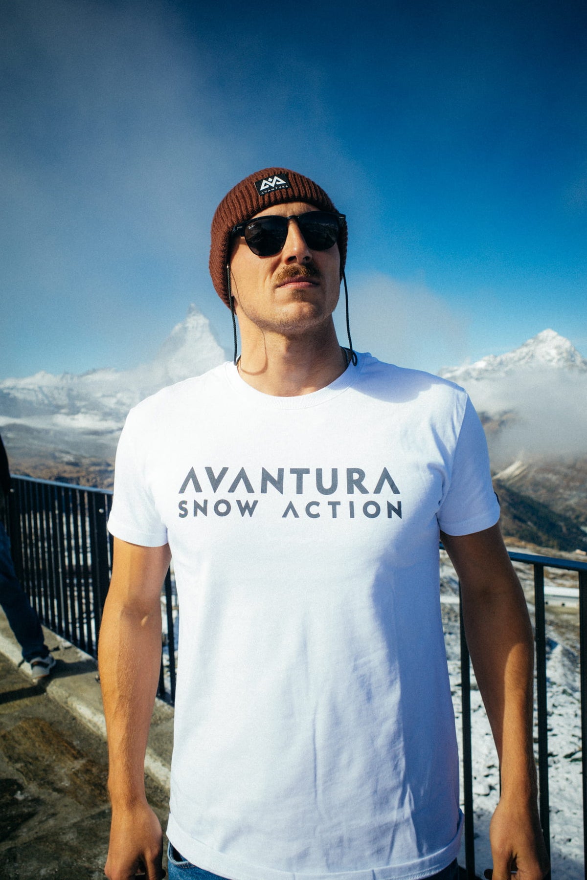Frontales weißes T-Shirt mit zentriertem AVANTURA Snow Action Logo