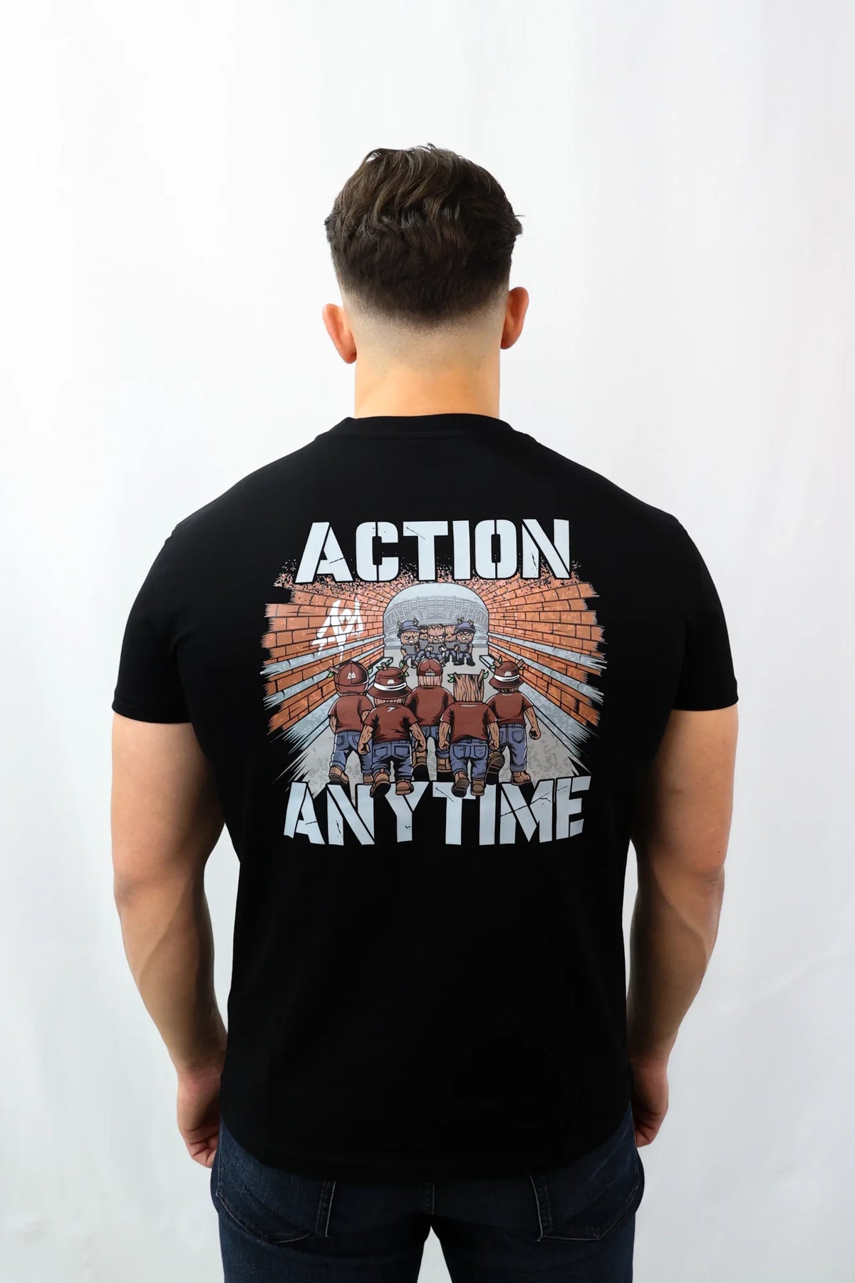Schwarzes T-Shirt mit großem Backprint 'Action Anytime' und Cartoon-Grafik