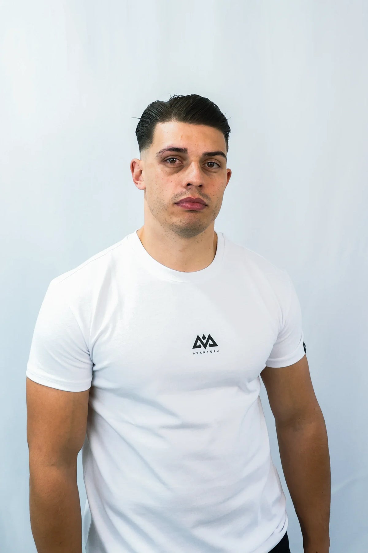 Men's white Avantura t-shirt front fit