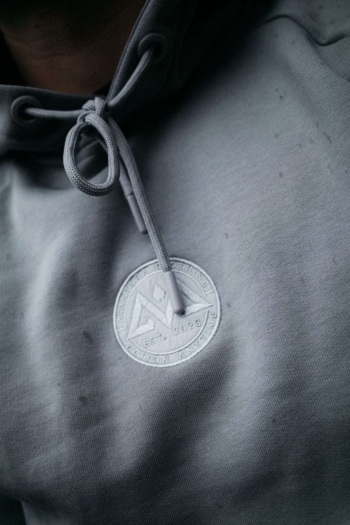 Close-up of the AVANTURA logo and drawstring