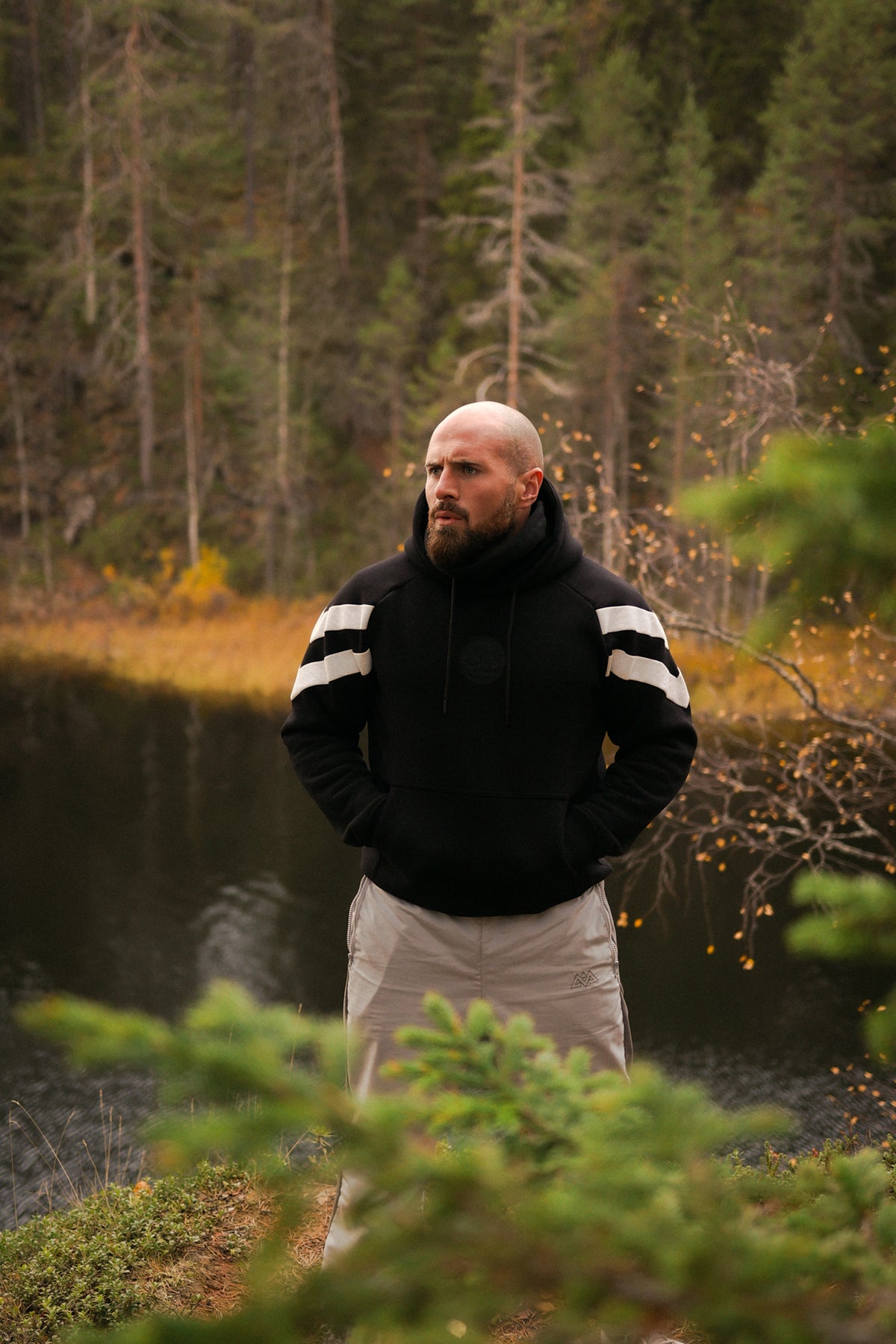 Schwarzer Streifen-Hoodie Ganzkörperansicht Outdoor