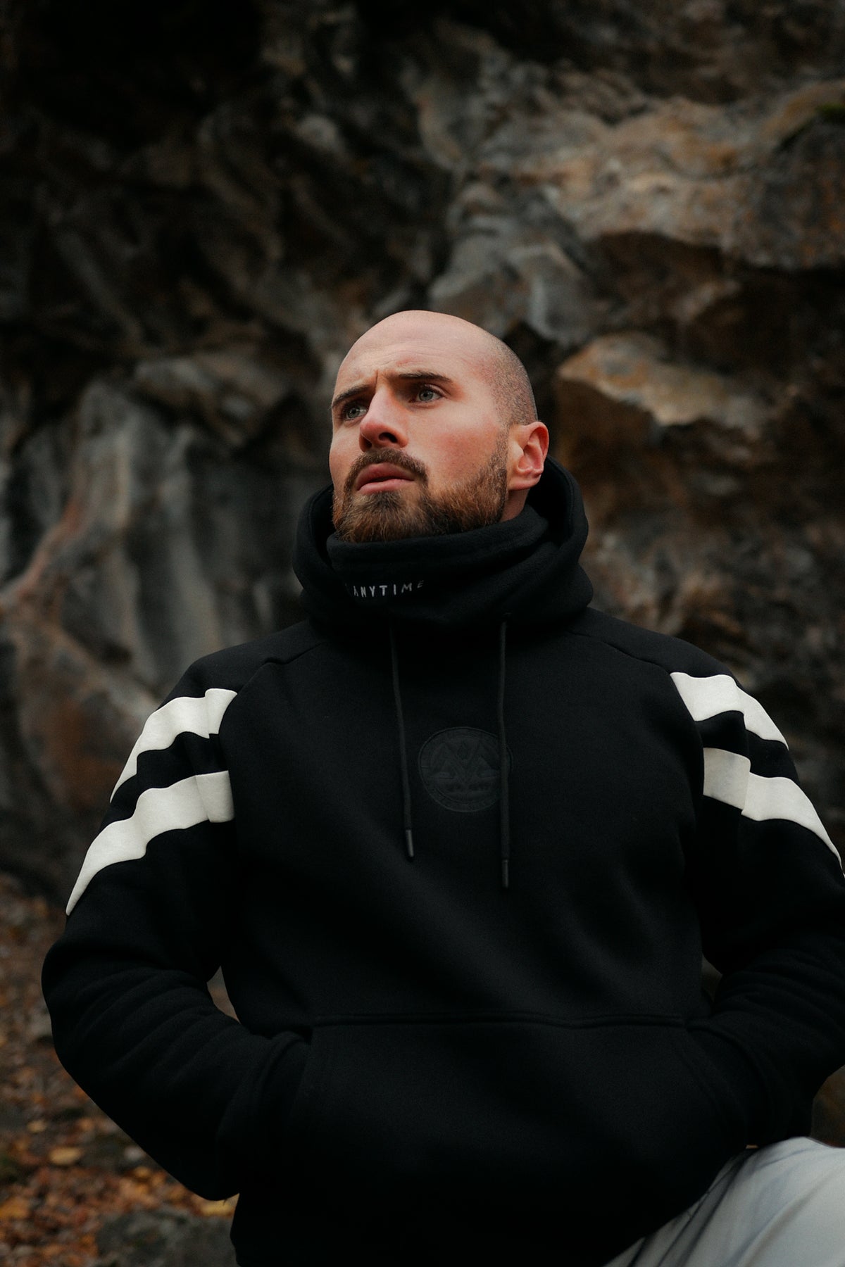 Schwarzer Hoodie mit ANYTIME-Aufschrift am Kragen