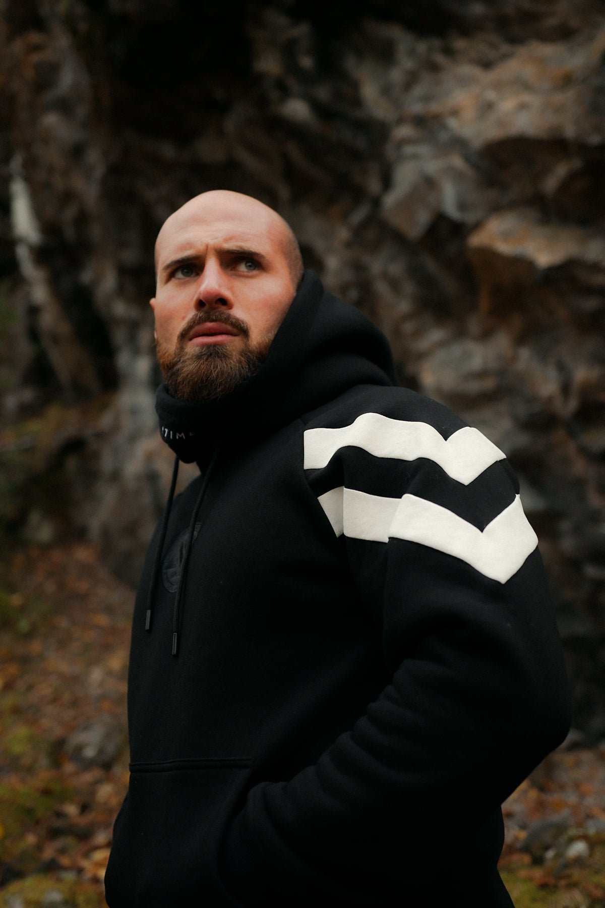 Schwarzer Hoodie mit markanten weißen Armstreifen