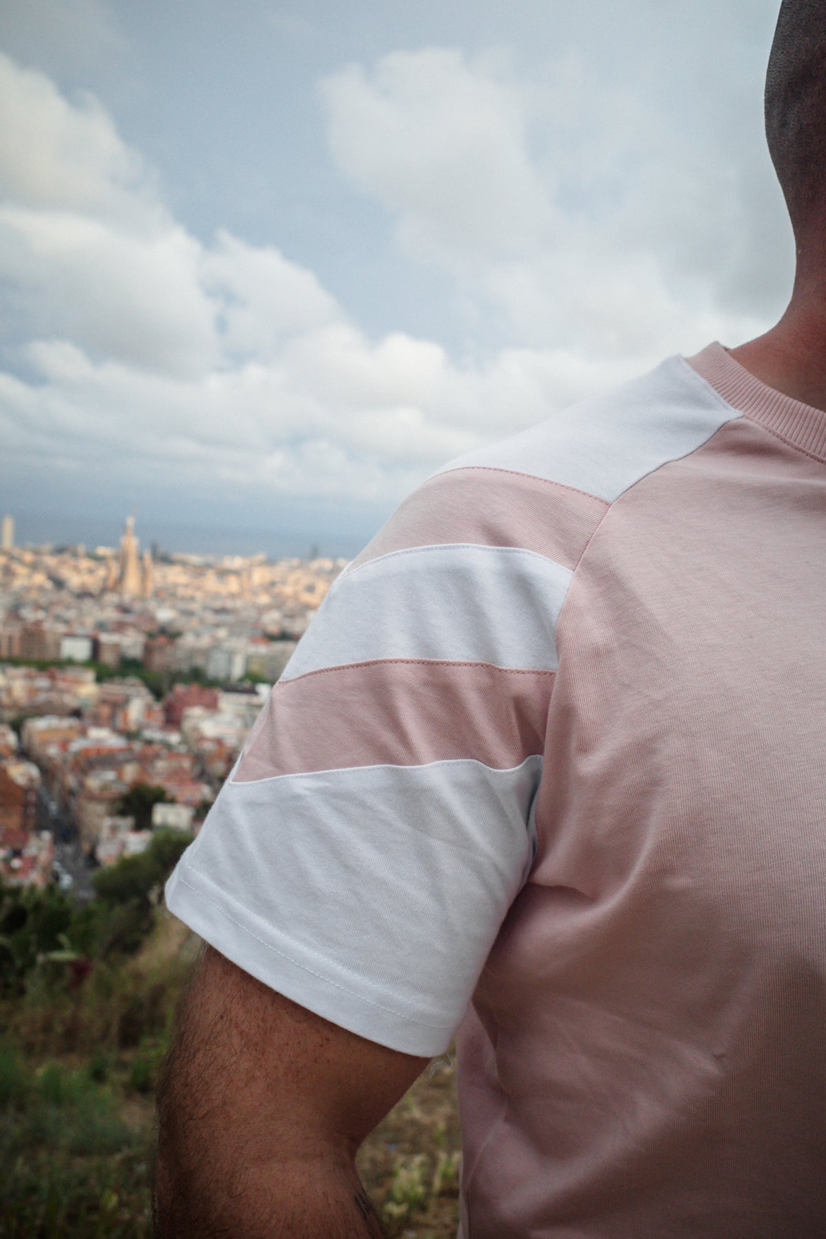 Schulterdetail rosa-weißes T-Shirt mit Rundhalsausschnitt
