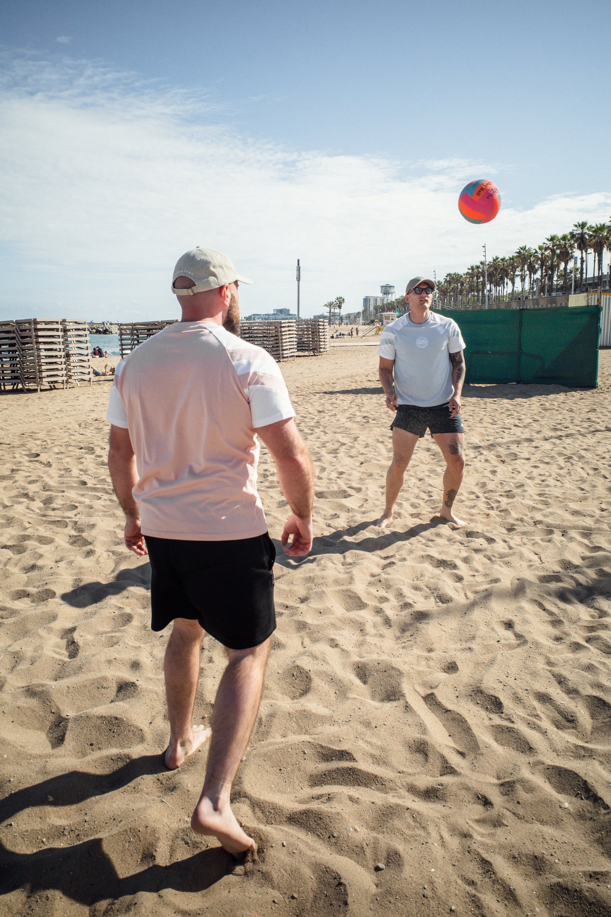 Lockeres rosa T-Shirt mit Schulterstreifen bei Strandaktivitäten