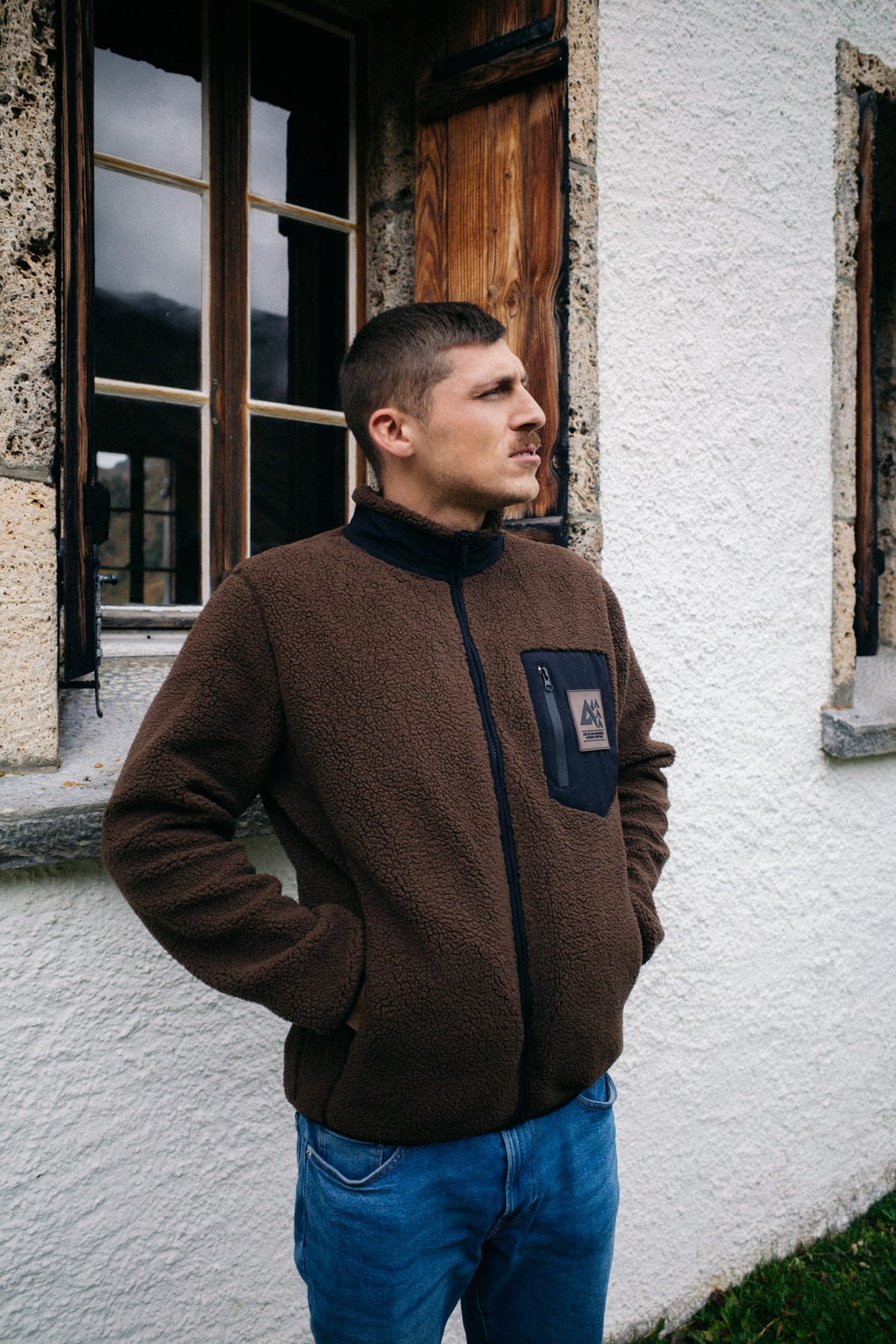 Braune Fleecejacke mit schwarzem Kragen und Logo-Patch