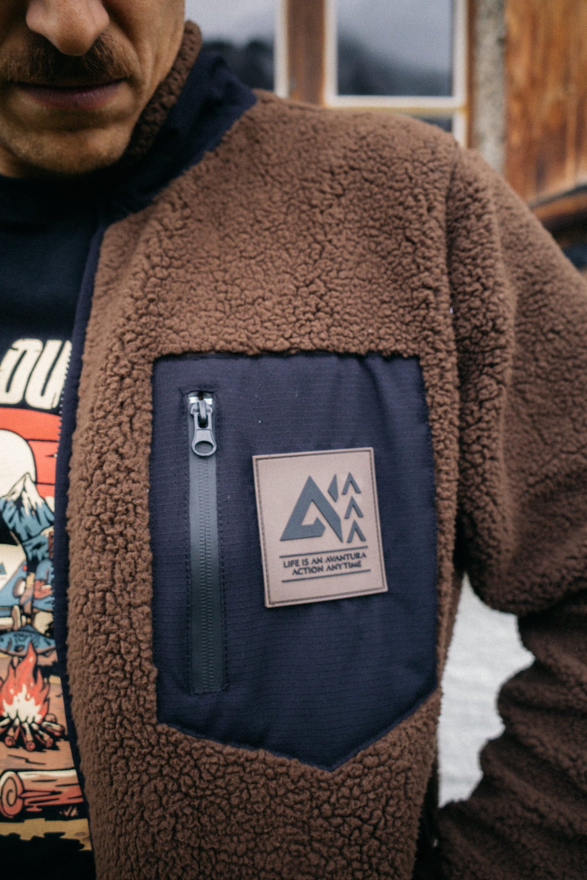 Detailansicht Brusttasche mit Reißverschluss und Logo