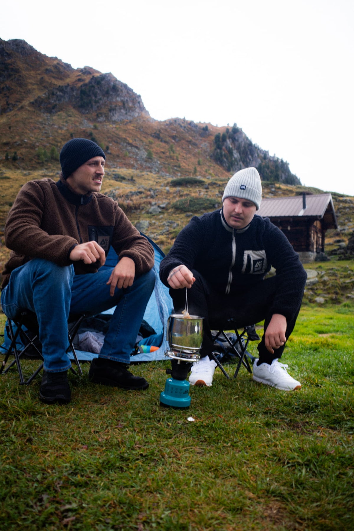 Schwarze Variante der Fleecejacke beim Camping