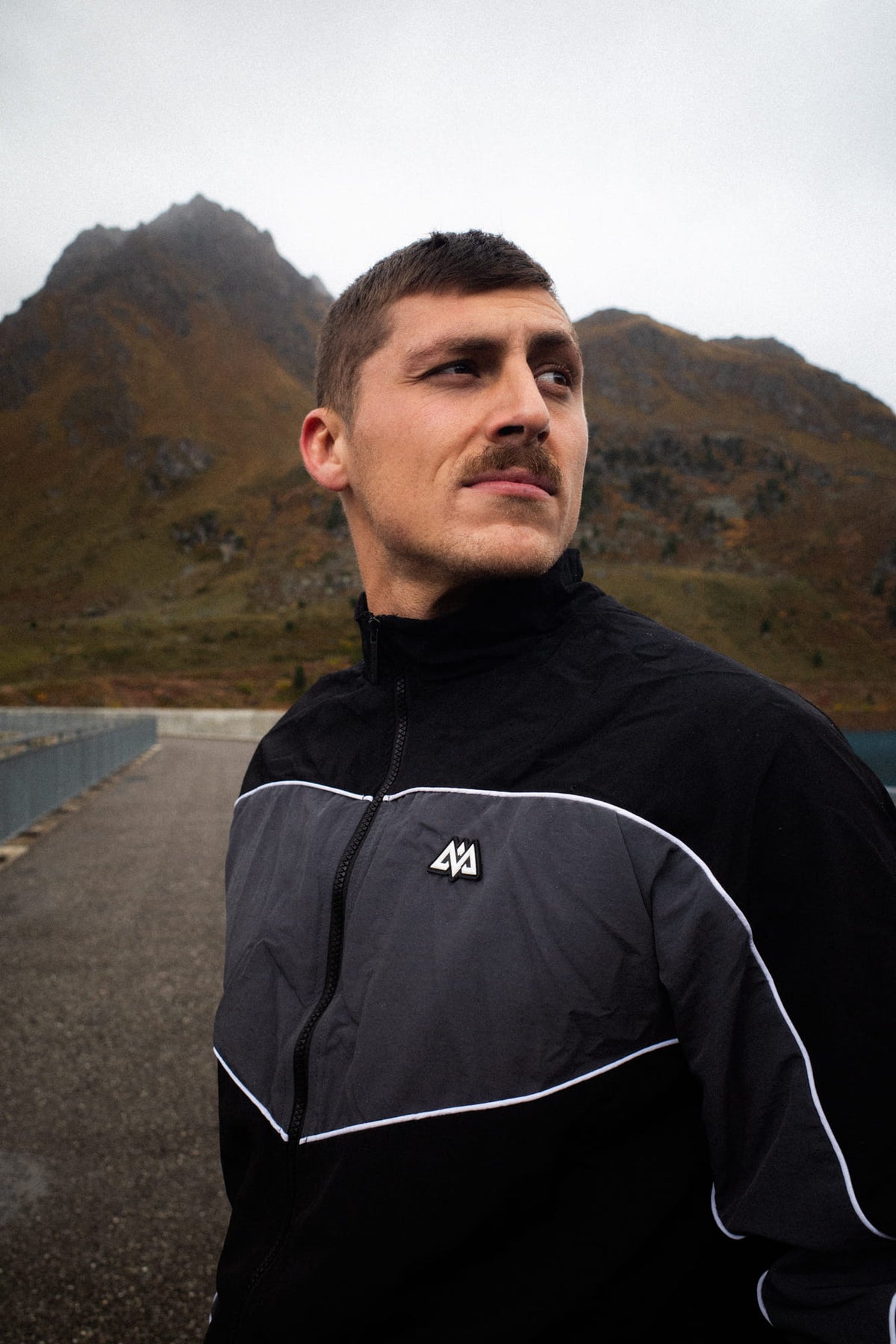 Schwarze Trackjacke mit hohem Stehkragen und weißer Kontrastpasse