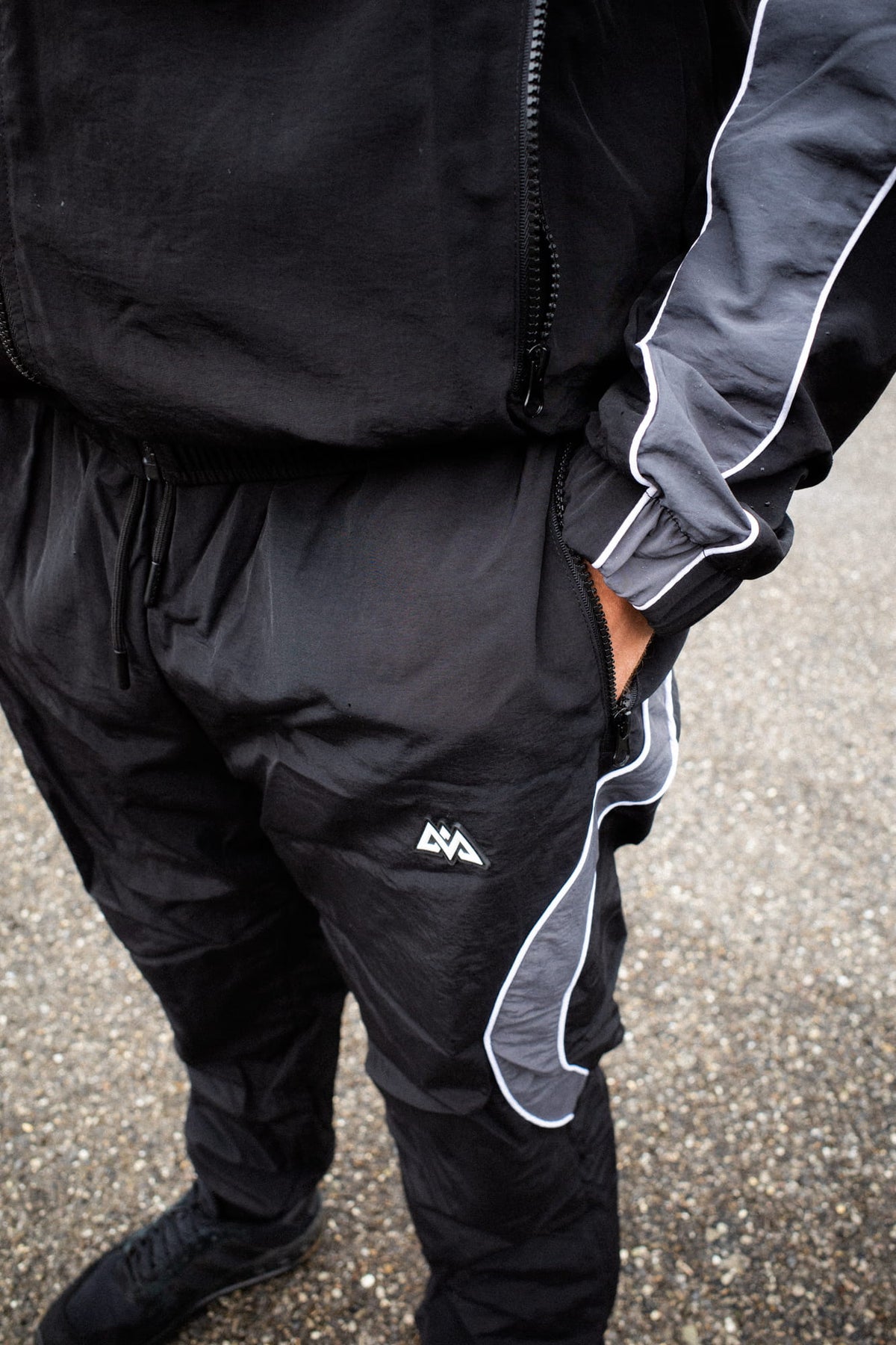 Detailansicht des Bundes und der Seitentasche der Trackpants