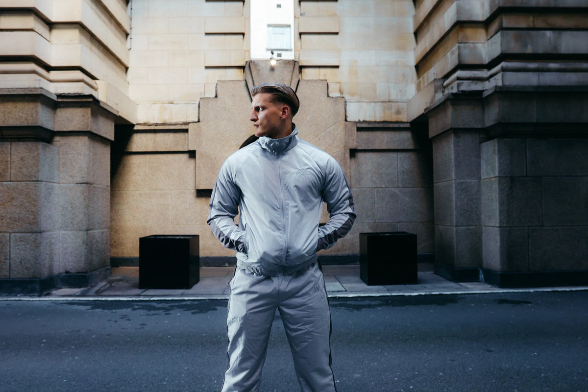 Grauer AVANTURA Tracksuit für Männer im urbanen Setting