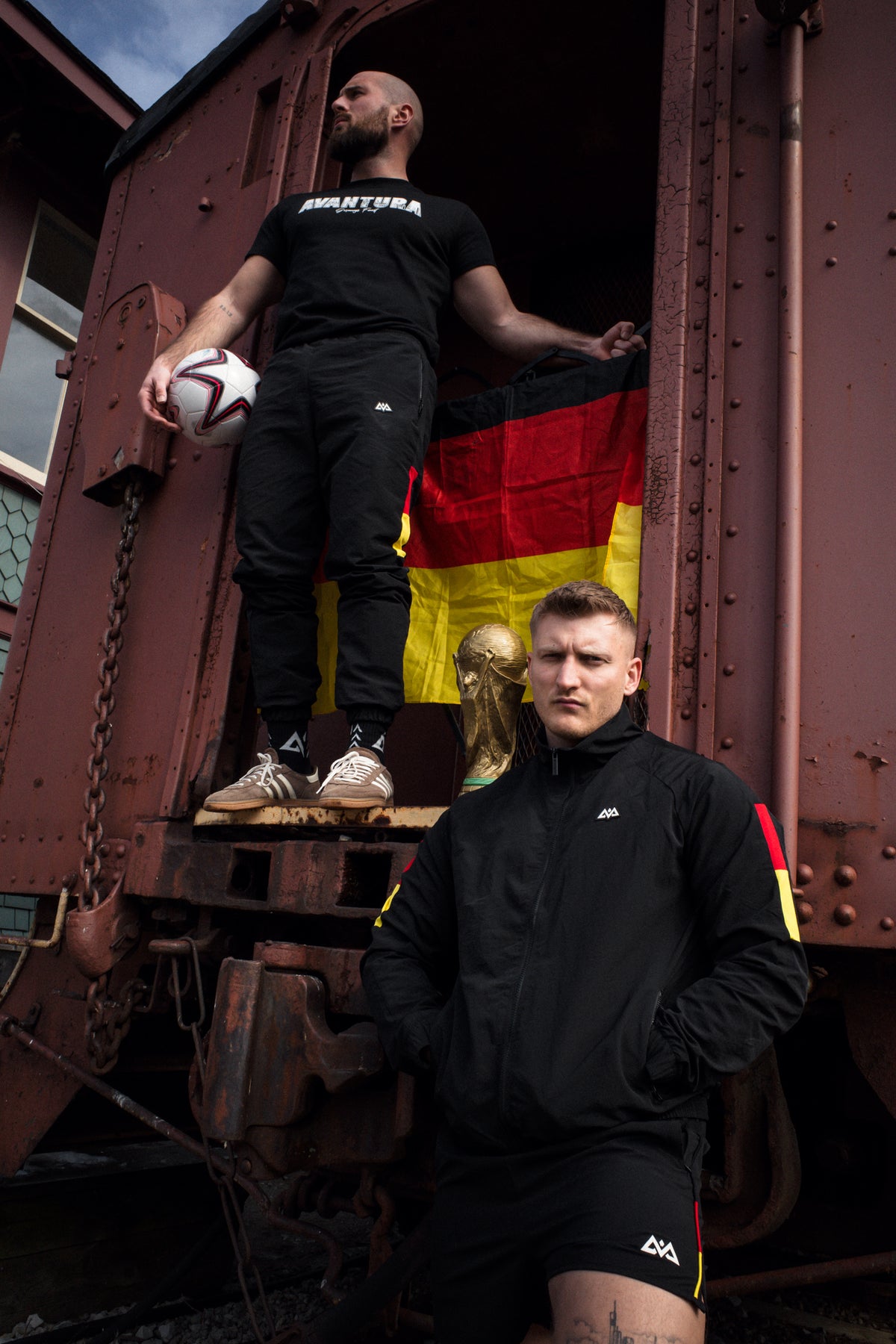 Avantura Sportkleidung an Eisenbahnwaggon, Fußball und deutsche Flagge