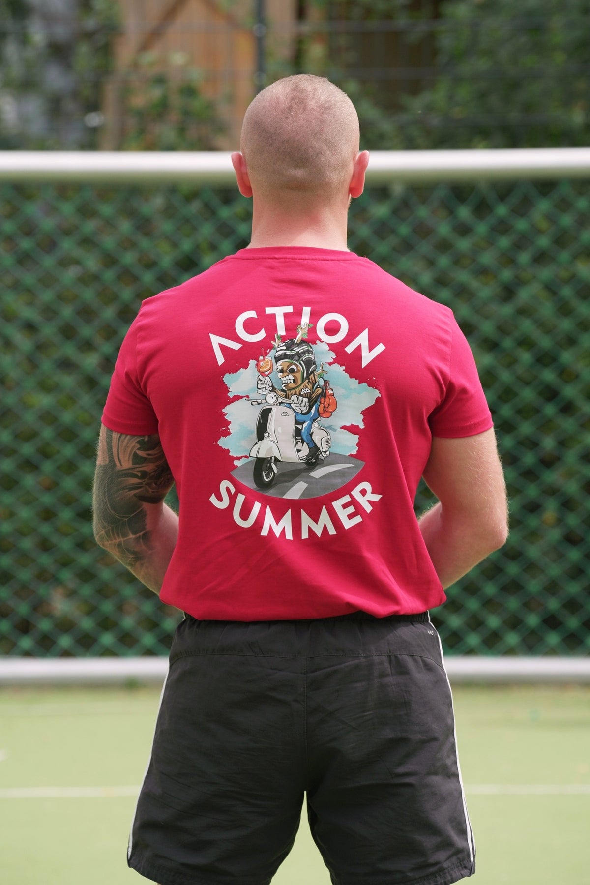 Rotes Sommer-T-Shirt mit großem Cartoon-Backprint und ACTION SUMMER Text