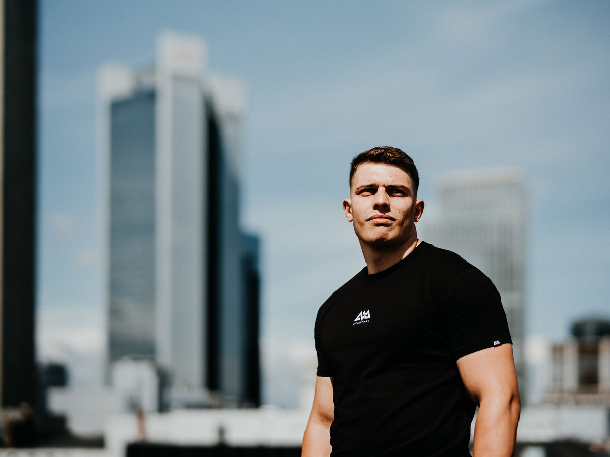 Schwarzes T-Shirt mit kleinem Brustlogo im Urban-Stil