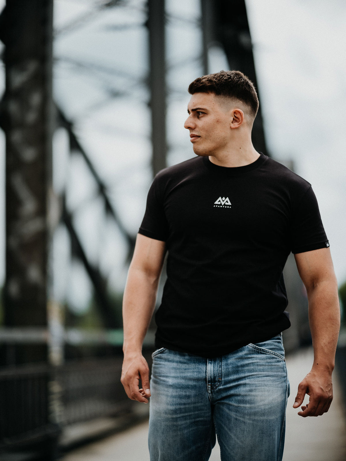 Schwarzes T-Shirt mit AVANTURA Brustlogo und Passform