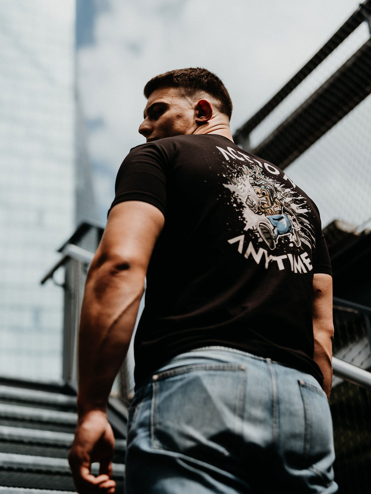 Schwarzes T-Shirt mit großem ACTION ANYTIME Backprint