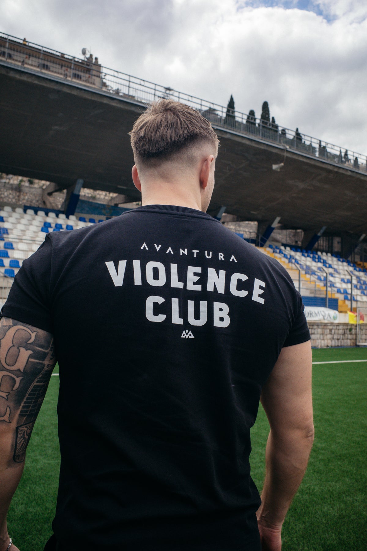 Nahaufnahme schwarzes T-Shirt weißer Aufdruck AVANTURA VIOLENCE CLUB