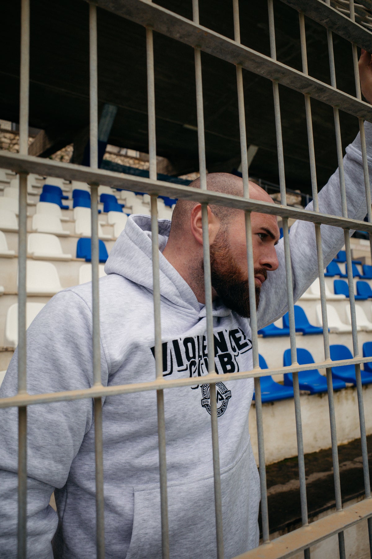 Seitenansicht grauer VIOLENCE CLUB Hoodie mit Kapuze und Brustlogo