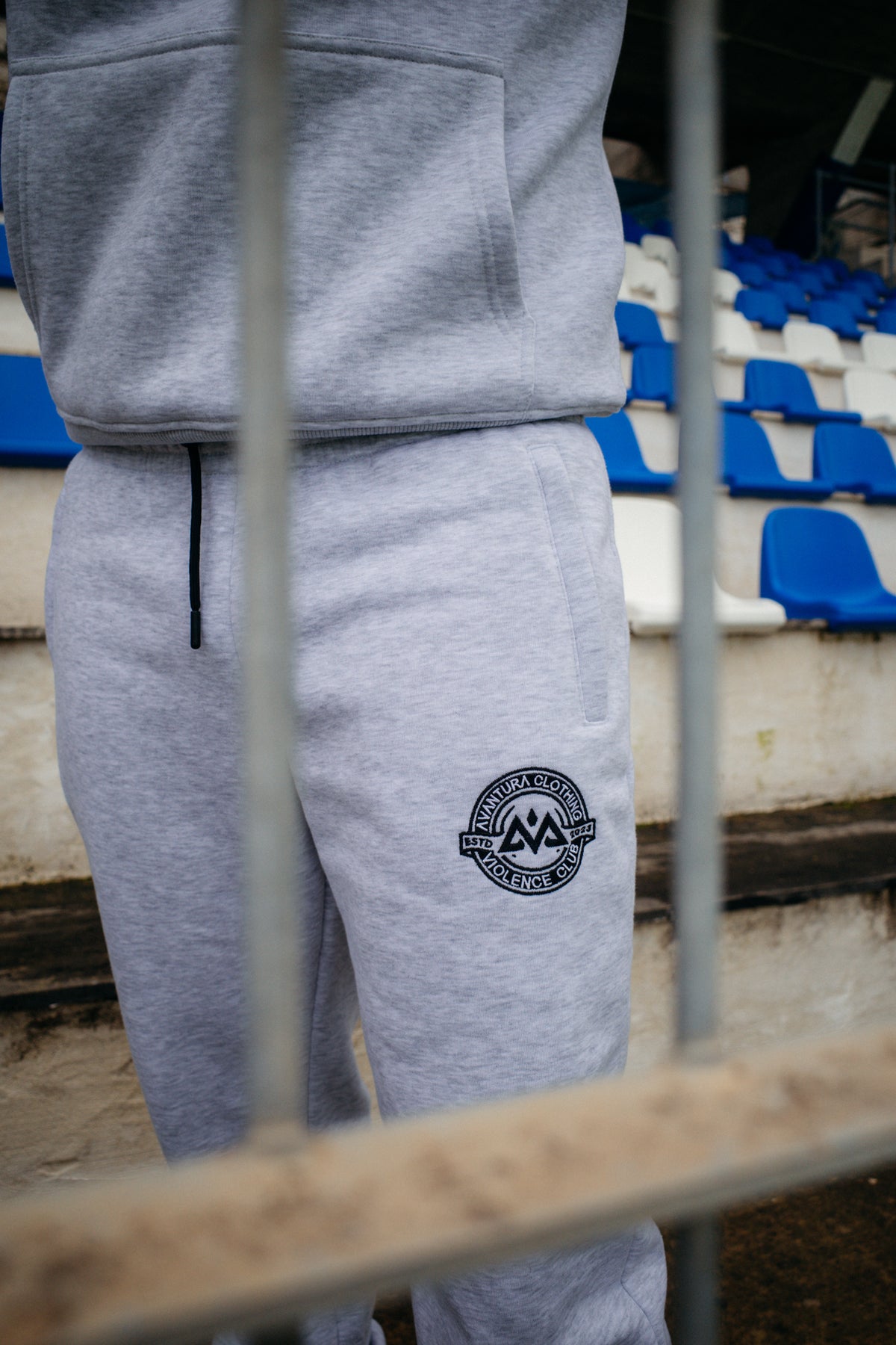 Hintere Ansicht grauer Jogginghose mit Logo und Seitentasche