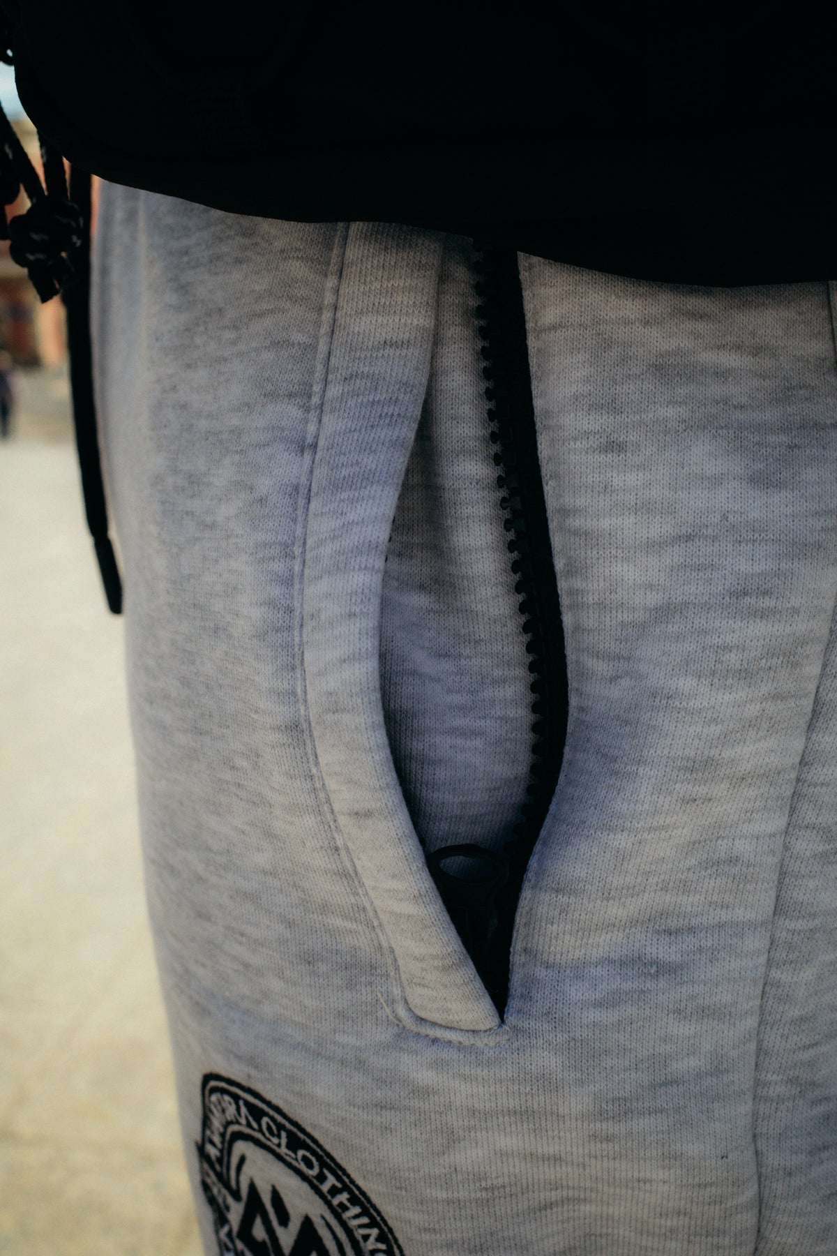Detailgraue melierte Jogginghose mit Reißverschluss-Tasche