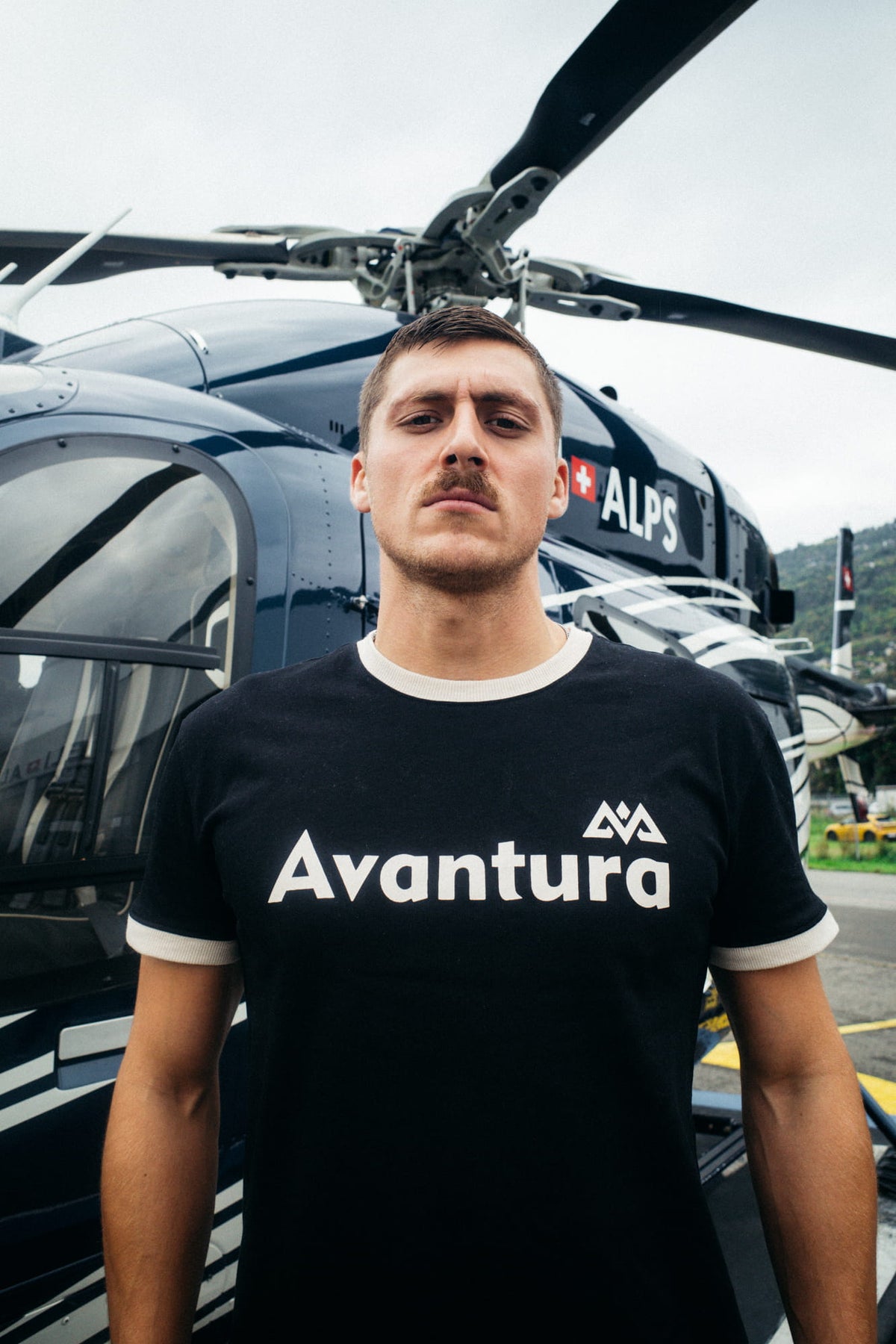 Avantura T-Shirt Schwarz mit cremefarbenen Absätzen und Berglogo