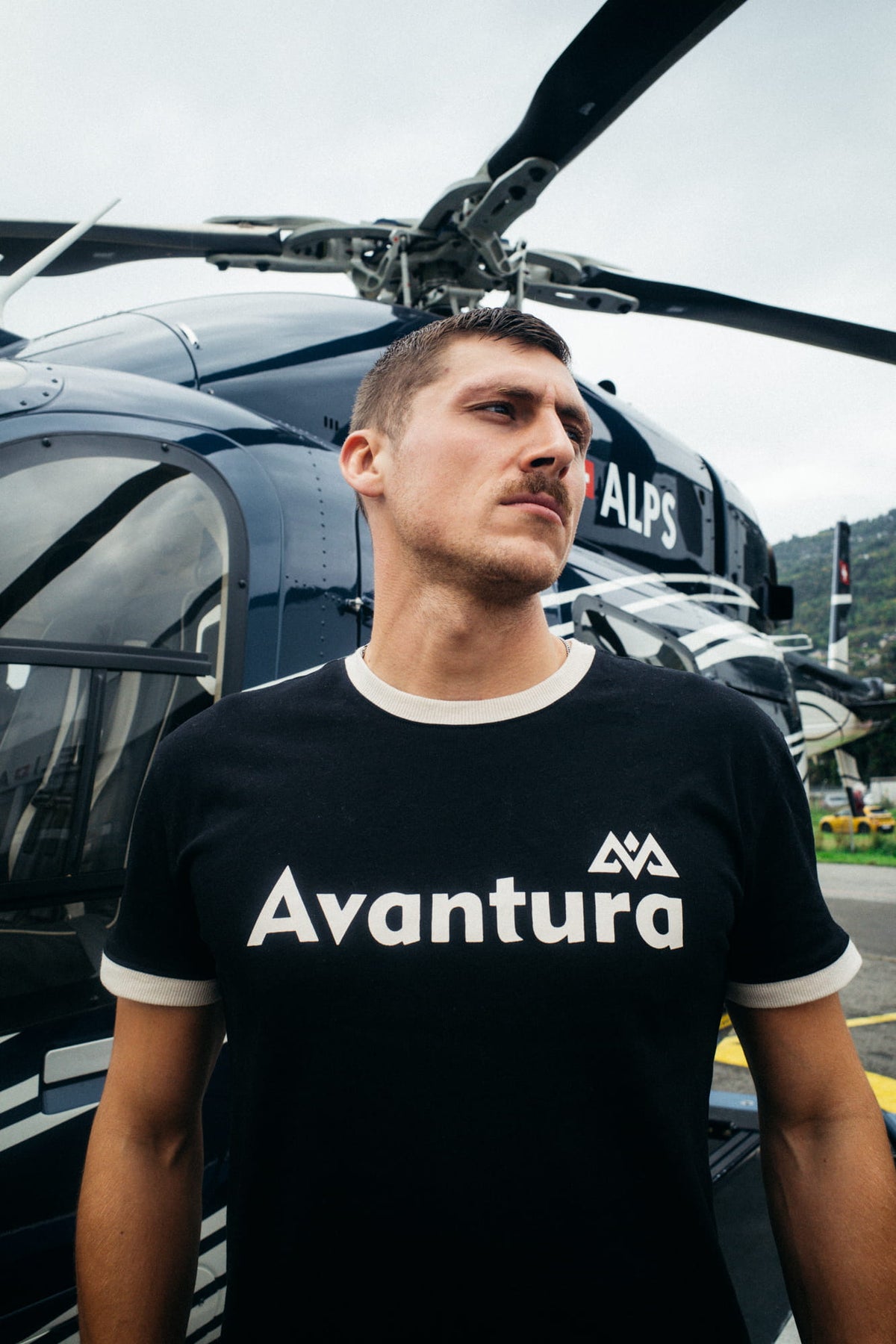 Avantura Ringer-T-Shirt Schwarz mit Kontrastkragen und Print