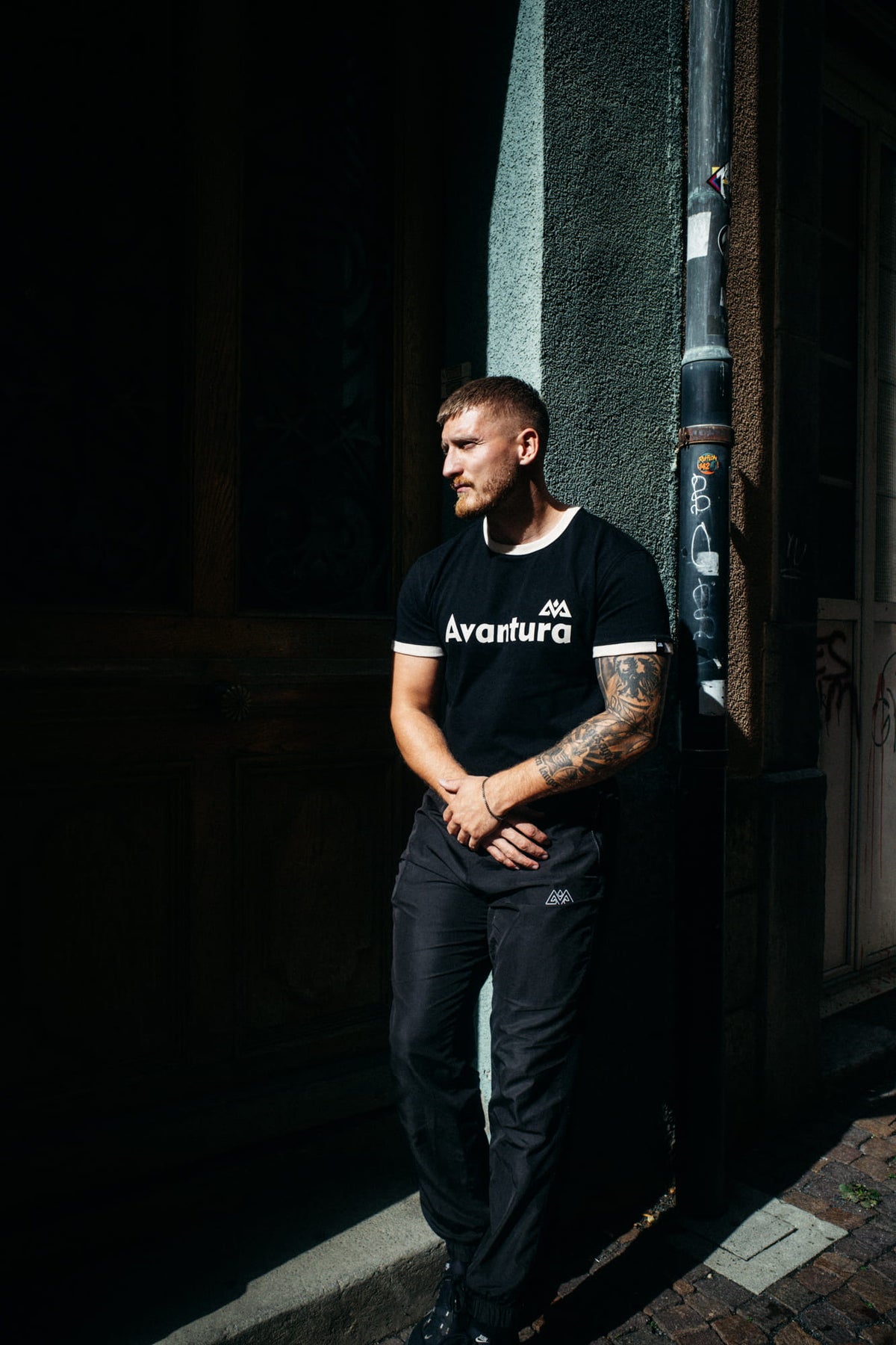 Schwarzes Avantura T-Shirt mit weißen Akzenten, seitliche Passform