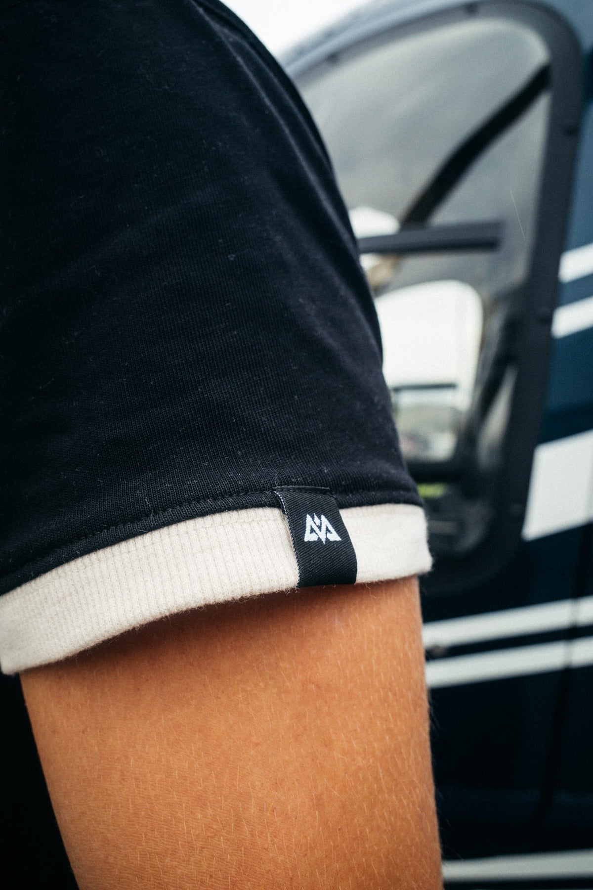 Detailaufnahme Ärmelbund Avantura T-Shirt mit Gewebeetikett